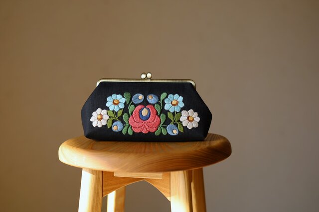 黒リネン 花刺繍 ポーチL | iichi 日々の暮らしを心地よくする