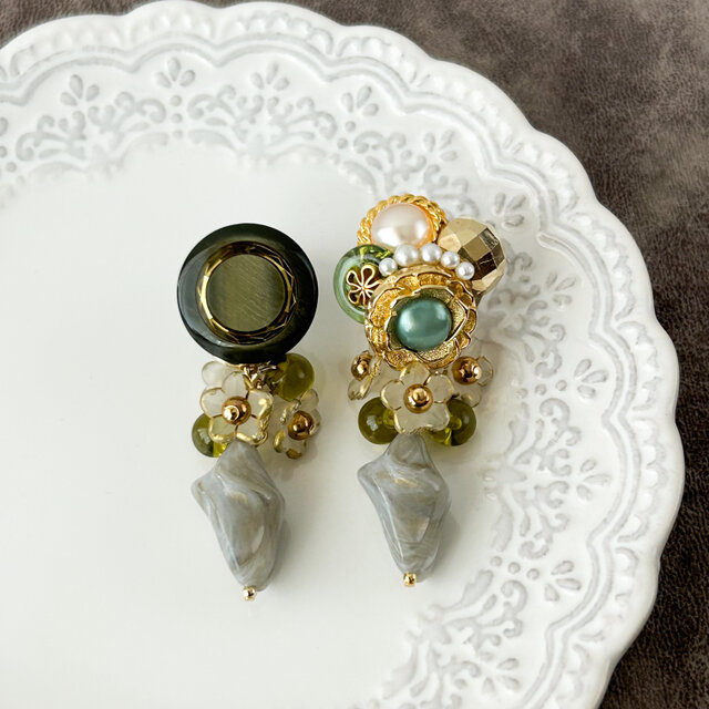 アンティーク感溢れるグリーンピアス イヤリング ボタンアクセサリー