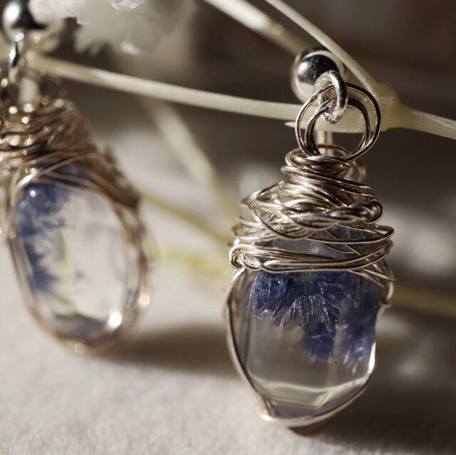 デュモルチェライトインクォーツのピアス | iichi 日々の暮らしを