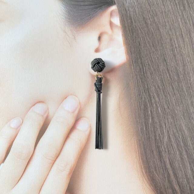 ◇水引◇チャコールグレーのタッセルピアス/イヤリング | iichi 日々の