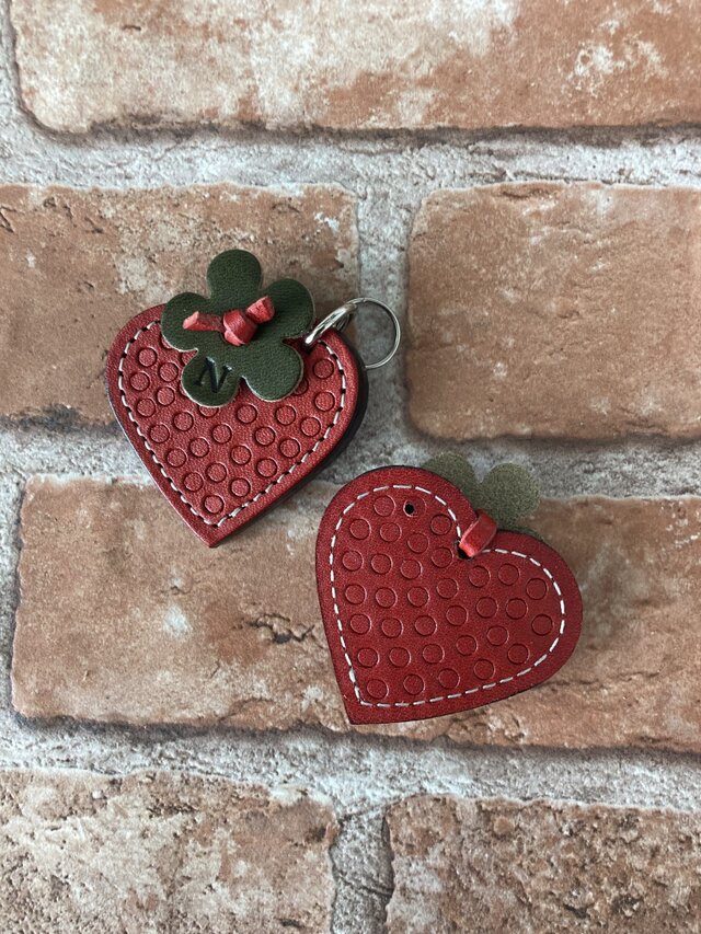 イチゴのヌメ革キーホルダー（金具は、3種類から選べます。）【栃木