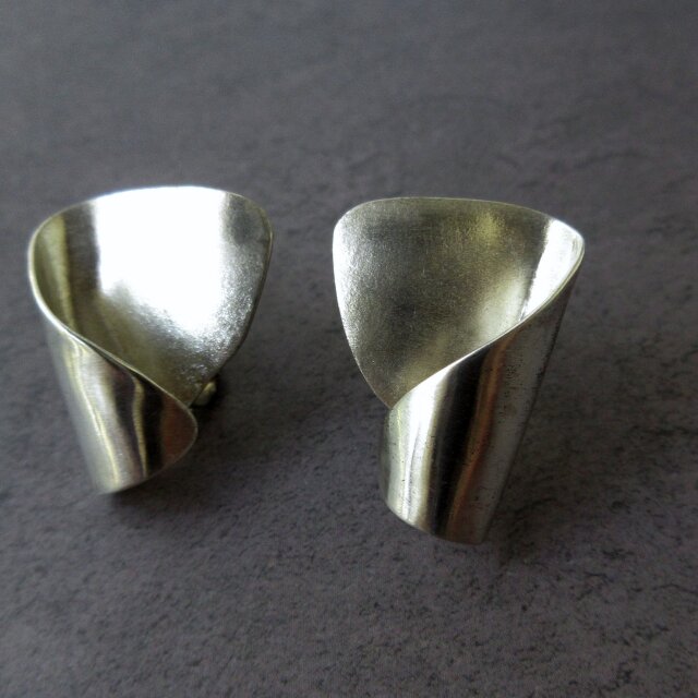 スッキリとした美しさ。シンプルデザインのシルバーイヤリング