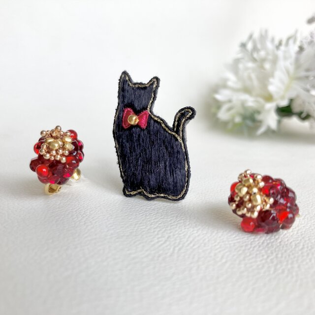 黒猫さんと椿のイヤリング　/ 　ブローチ＆イヤリングセット クリスマス　贈り物