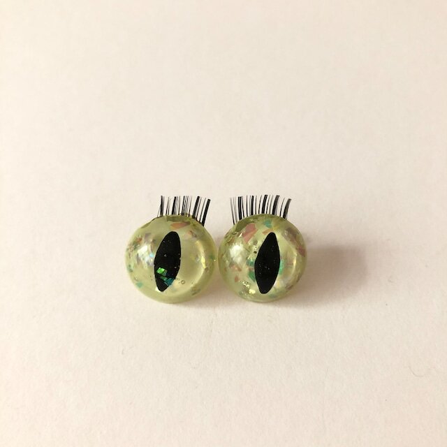 ネコ目ピアス・ミドリ