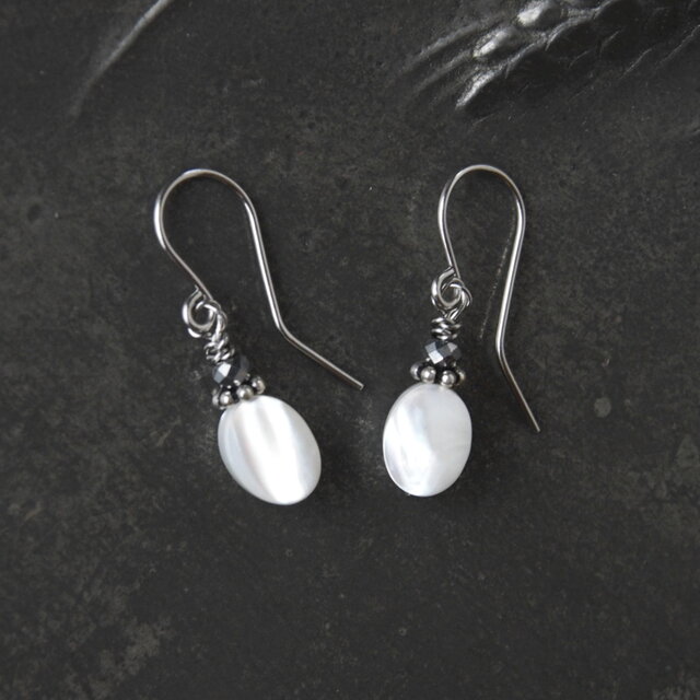 Oval Pierce（マザーオブパール×ヘマタイト）