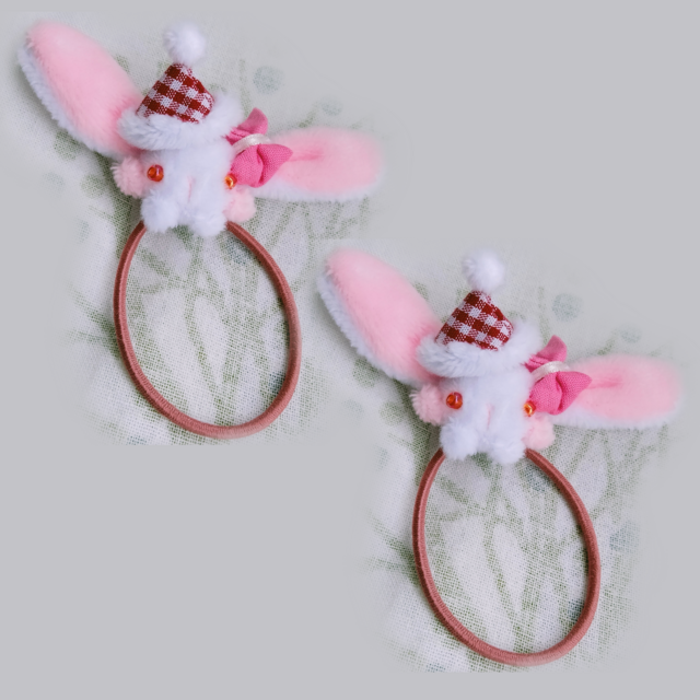 サンタ帽子付きウサギのヘアゴム２個セット | iichi 日々の暮らしを