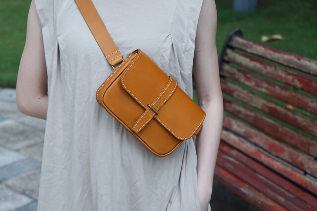 切線派】男女ともに使える 本革 高級感のあるボディバッグ 総手縫い