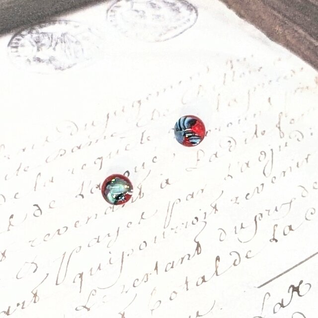 グリーン螺鈿と赤のまんまるピアスイヤリング1785