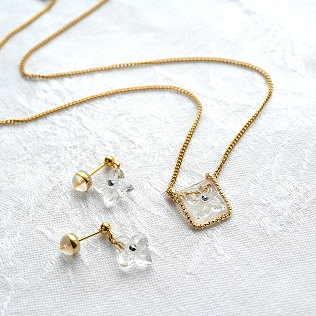 ヴィンテージガラスの透明な花ネックレス［Aスクエア・ゴールド