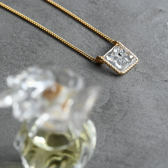 ヴィンテージガラスの透明な花ネックレス［Aスクエア・ゴールド