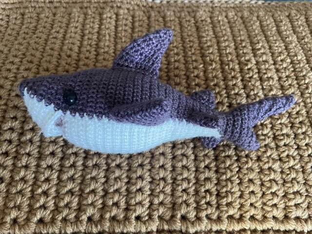 ハンドメイド　編みぐるみ　置物　インテリア　かぎ針編み　海の生き物 かぎ針編み海洋生物ホオジロザメかわいい編みぐるみ (Mサイズ