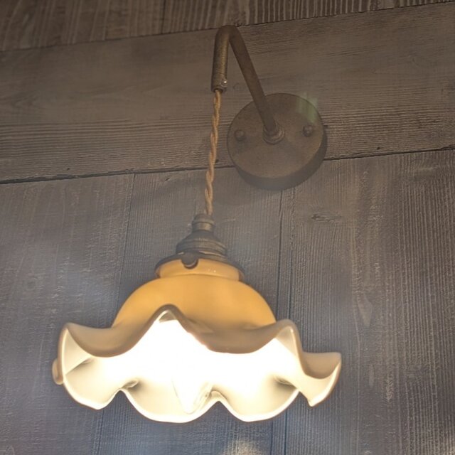 優美な波打つ乳白ガラスシェードのブラケットライト【受注生産