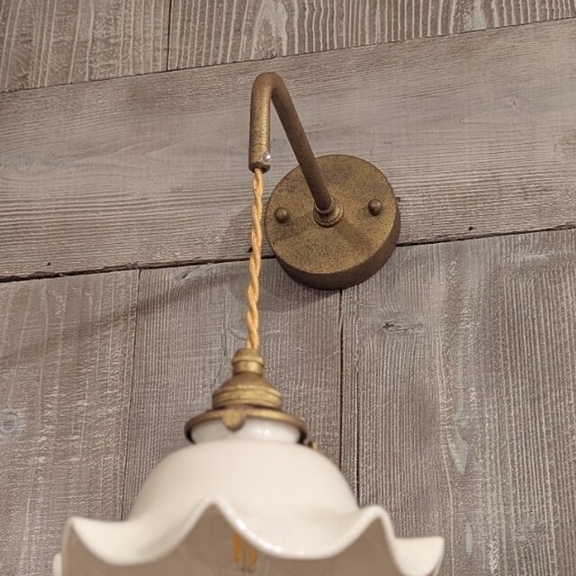 優美な波打つ乳白ガラスシェードのブラケットライト【受注生産