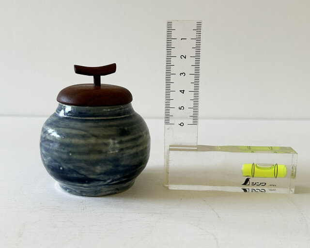 陶器製の灰色の丸壺


李朝白磁壺16世紀 ysf_09041_1-300x300.png