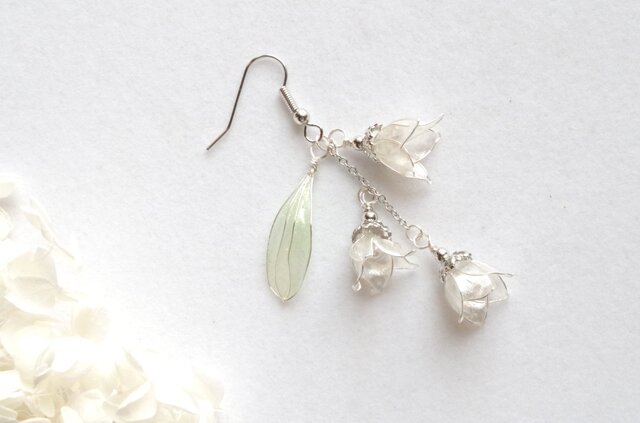 ディップフラワーのすずらんのアシンメトリーピアス［半透明 ver