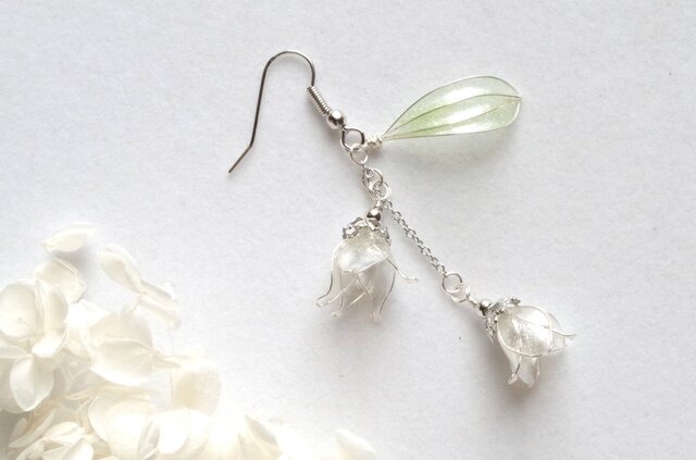 ディップフラワーのすずらんのアシンメトリーピアス［半透明 ver