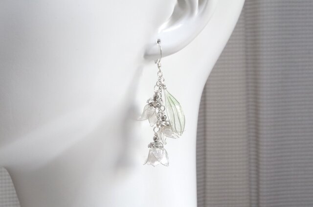 ディップフラワーのすずらんのアシンメトリーピアス［半透明 ver