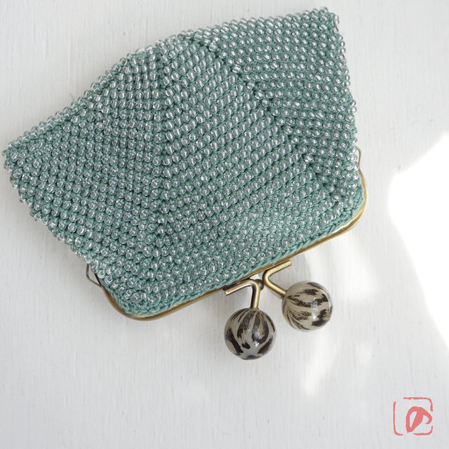 ばあば作、大きめ・総ガラスビーズのスクエアがま口（mousse・1984）