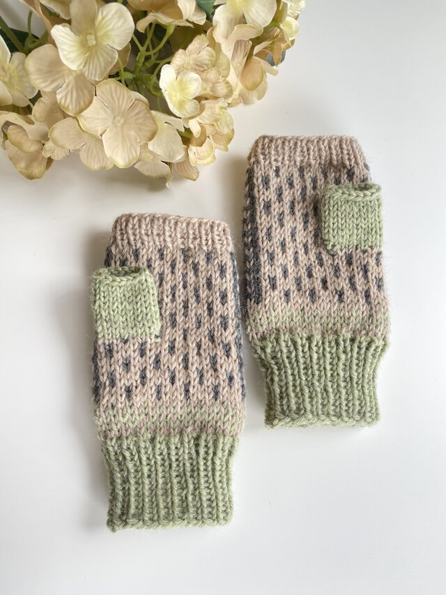 りすのハーフミトン(ライトグリーン・ベージュ・グレー) iichi 日々の暮らしを心地よくするハンドメイドやアンティークのマーケットプレイス