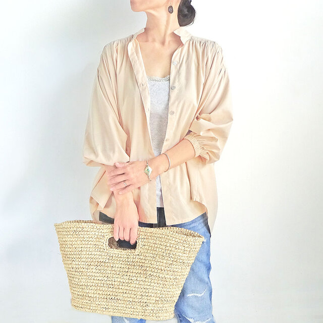 変形スタンドカラーボイルブラウス（ベージュ）