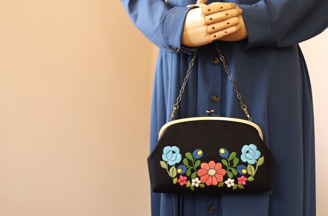黒リネン 花刺繍 ポシェット バッグ | iichi 日々の暮らしを心地よく
