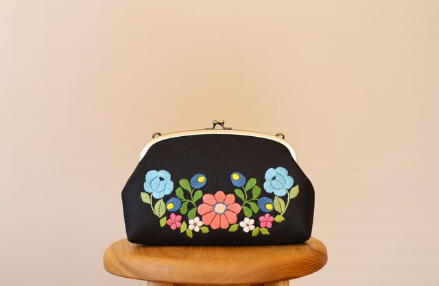 花柄刺繍ポシェット 黒 野の花刺繍のショルダーバッグ（クローバー 黒、帆布） ショルダー