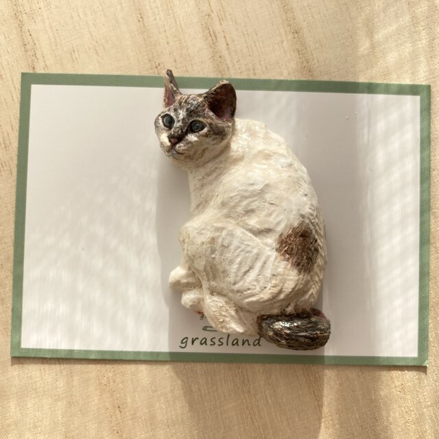 洋館の令嬢(木彫りの猫のブローチ）