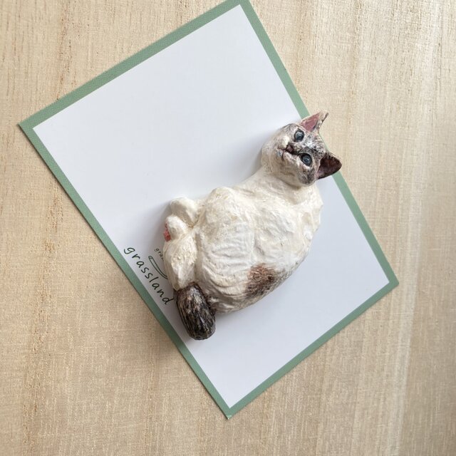 洋館の令嬢(木彫りの猫のブローチ） | iichi 日々の暮らしを心地よく