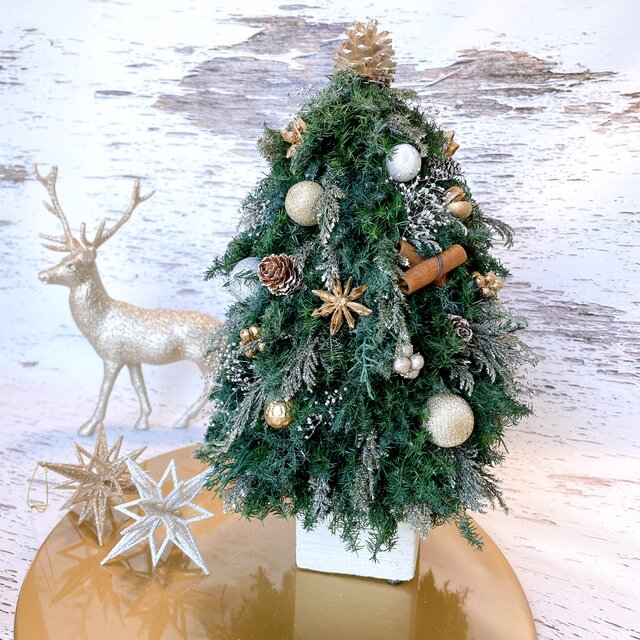 プリザーブドグリーンのクリスマスツリー（ゴールド・シルバー系ボール