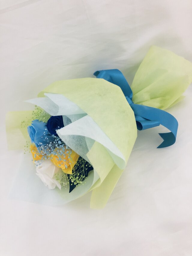 プリザーブドフラワー3色の薔薇とかすみ草の花束（花束ラッピングでお届け） | iichi  日々の暮らしを心地よくするハンドメイドやアンティークのマーケットプレイス