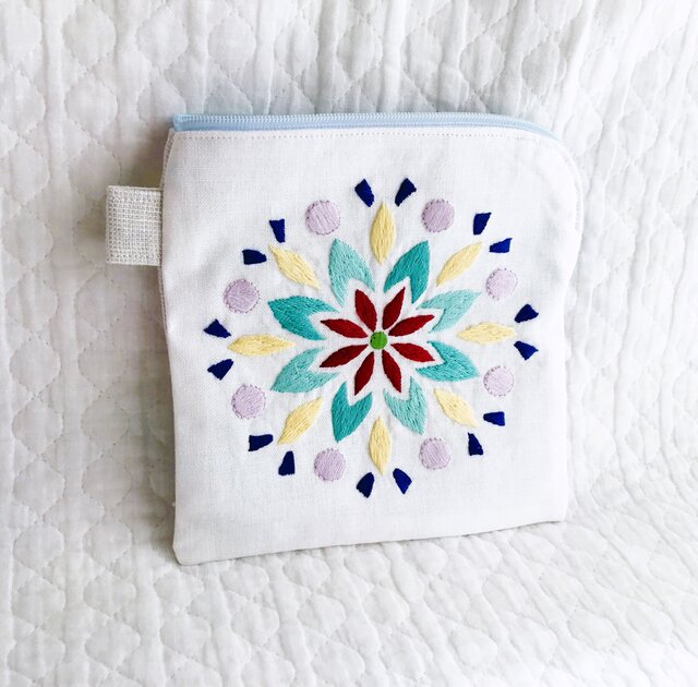 ④花刺繍のましかくポーチ | iichi 日々の暮らしを心地よくする