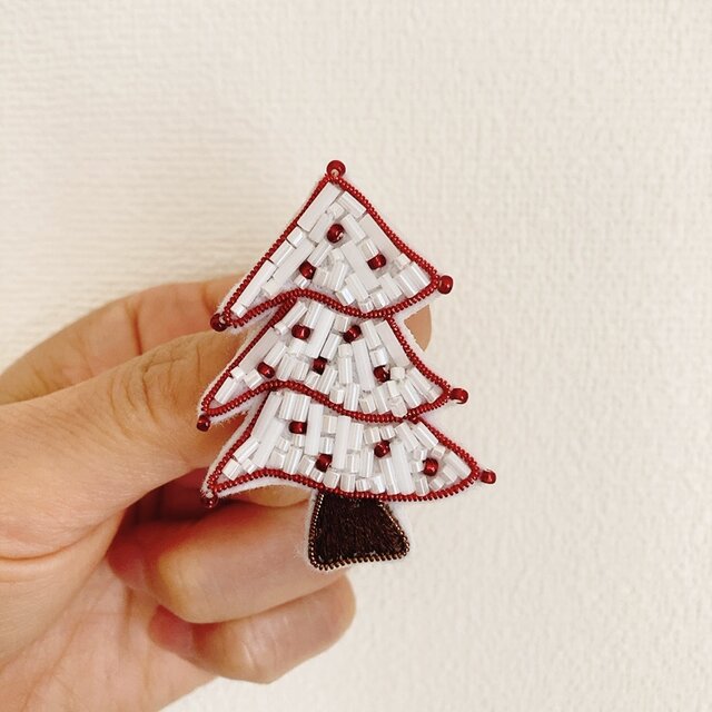 ビーズ刺繍クリスマスツリーブローチ（ホワイト×レッド） | iichi 日々の暮らしを心地よくするハンドメイドやアンティークのマーケットプレイス