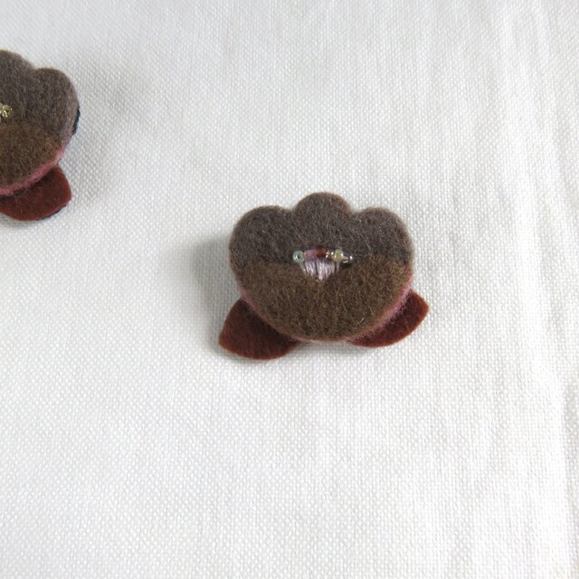 ツバキ・ブローチ