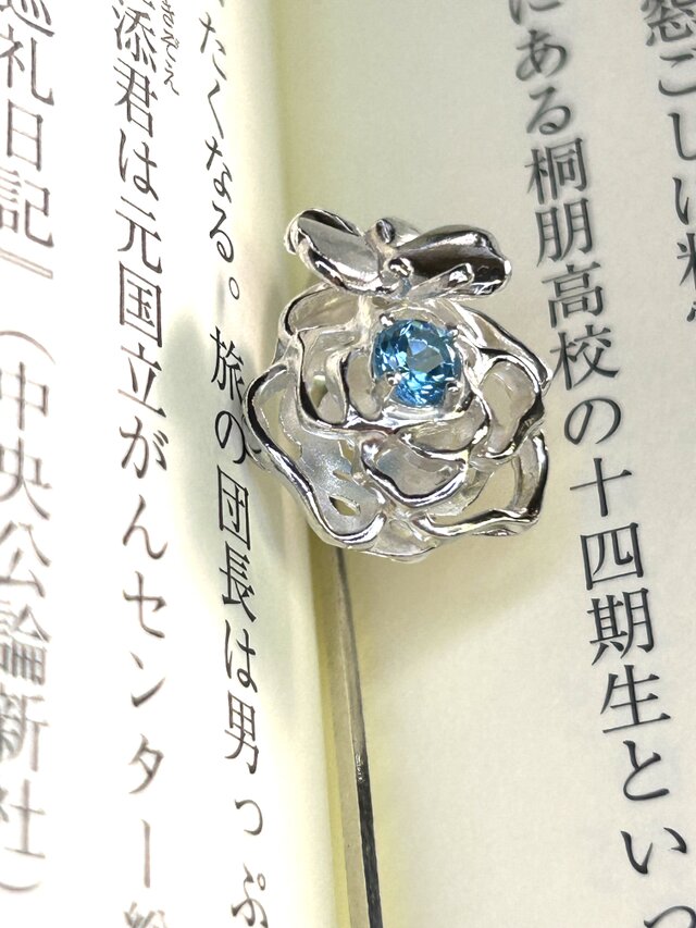 青いバラと蝶　シルバーブックマーク