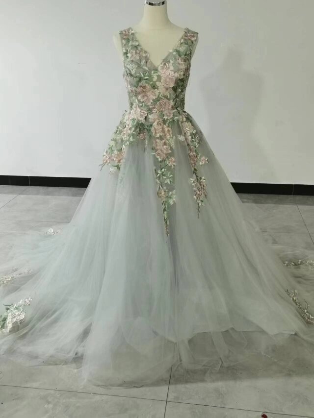 美品！ウェディングドレス 可憐な花刺繍 グレー ノースリーブ Vネック