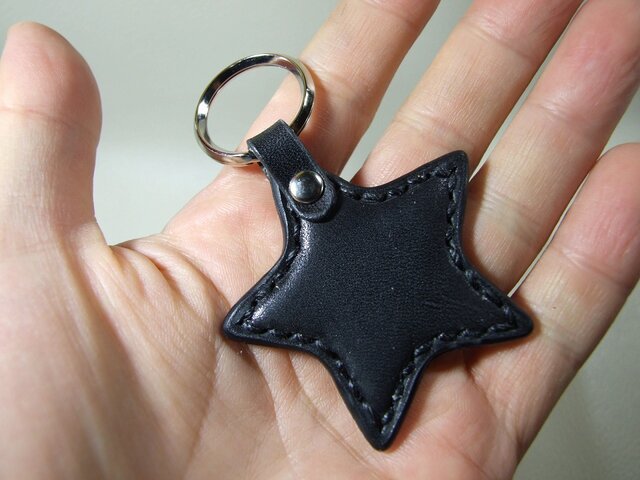 星のキーホルダー 黒 | iichi 日々の暮らしを心地よくするハンドメイド