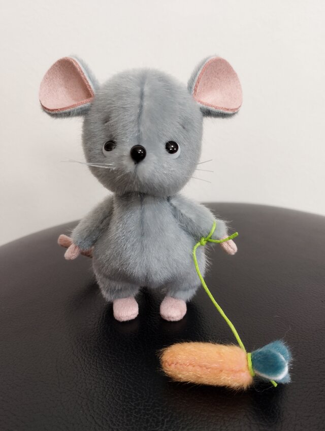 ぬいぐるみ☆ねずみちゃんとにんじん☆グレー | iichi 日々の暮らしを
