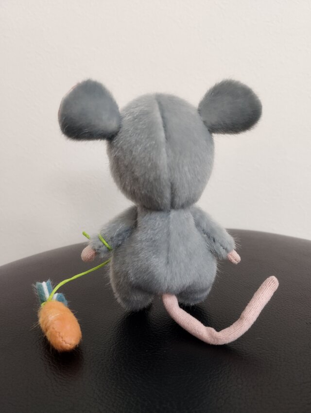 ぬいぐるみ☆ねずみちゃんとにんじん☆グレー | iichi 日々の暮らしを
