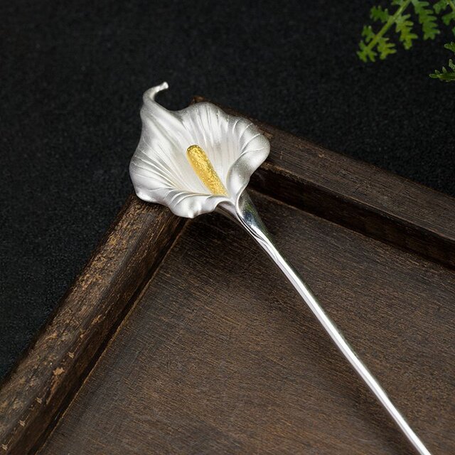 オランダカイウの花びらを再現したかんざし - 華やかなアクセサリーK078-