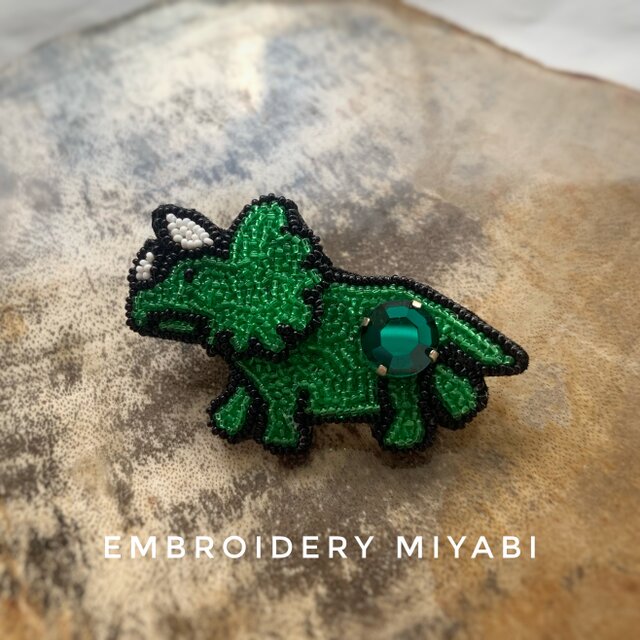 ハンドメイド手刺繍ポーチ☆トリケラトプス-