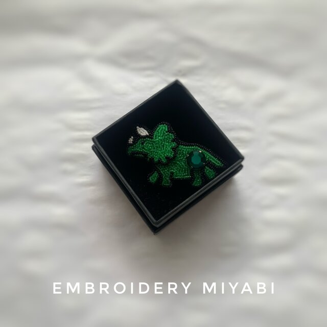 恐竜 トリケラトプスのビーズ刺繍ブローチ グリーン ～リュネビル刺繍