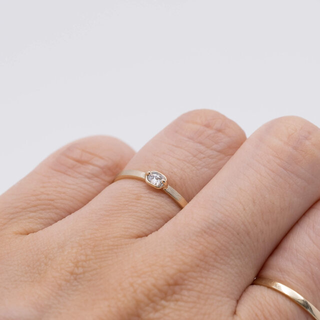 Stella baby oval diamond ring | iichi 日々の暮らしを心地よくする