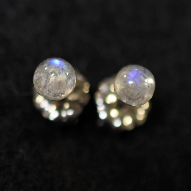 （１点もの）レインボームーンストーンのスタッドピアス・4mm（チタンポスト）