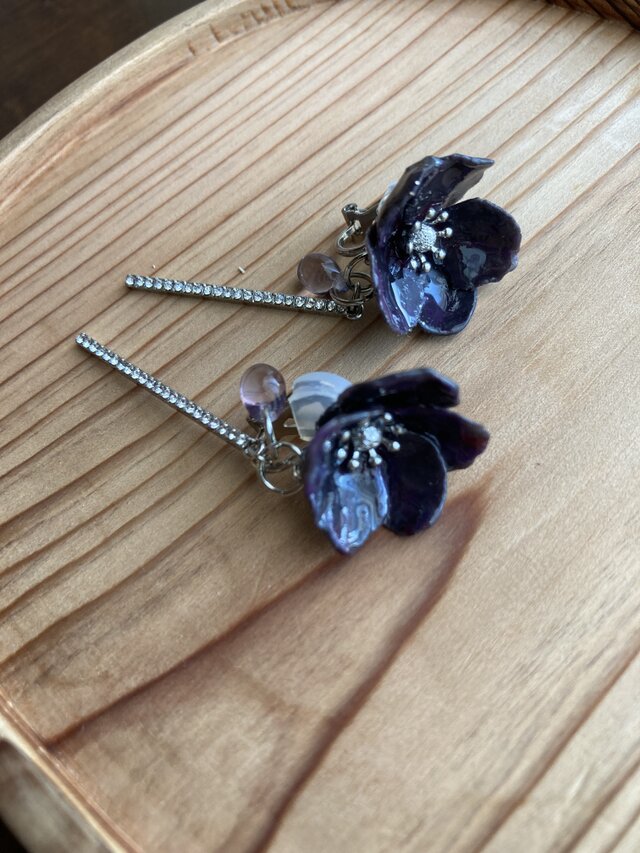 紫黒のクリスマスローズのイヤリング（スティック）