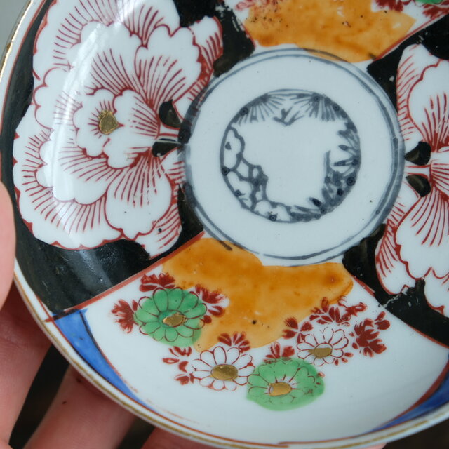 豪快な花文様◇伊万里 色絵金彩小皿 骨董・antiques 器 丁寧な暮らし。大正〜昭和初期 | iichi  日々の暮らしを心地よくするハンドメイドやアンティークのマーケットプレイス