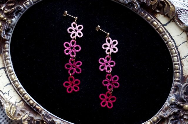受注製作】タティングレースの連なるお花ピアス〈ゴシックピンク