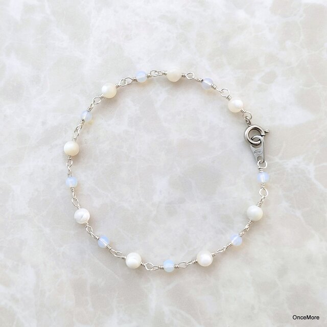 マザーオブパールとオブシディアンのブレスレット