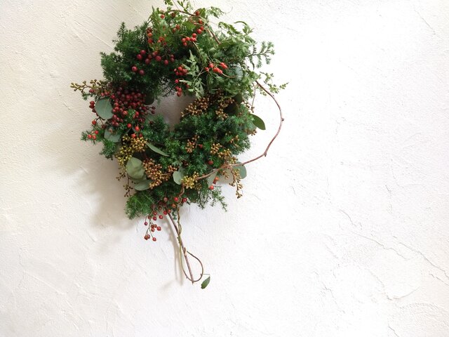 ヒムロ杉と野バラの実のクリスマスリース（Lサイズ） | iichi 日々の