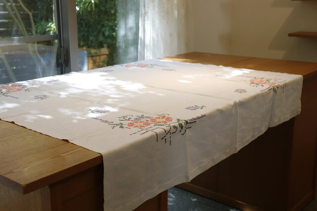 刺繍テーブスクロス（赤い花） | iichi 日々の暮らしを心地よくする