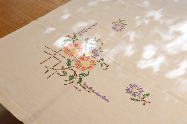 刺繍テーブスクロス（赤い花） | iichi 日々の暮らしを心地よくする